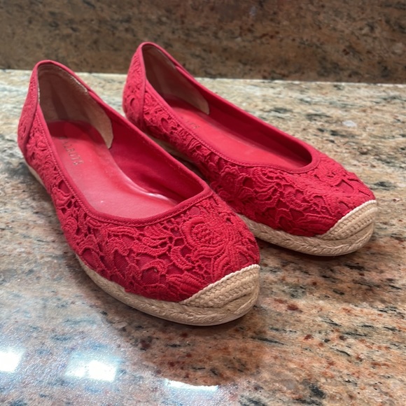 Women’s Talbots Ruby Red Lace Ballet Flats Espadrilles Size 7.5 - Picture 2 of 7